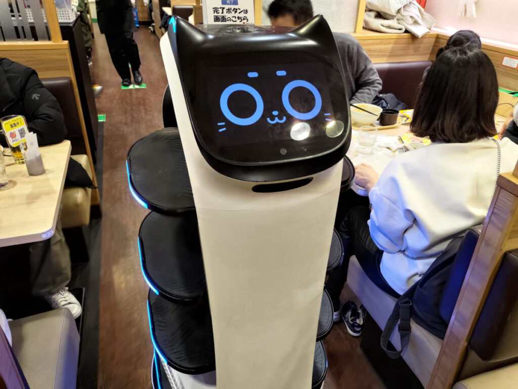 ガストに行けばかならｓず会えるようになったロボットぬこ”ベラ”ちゃん