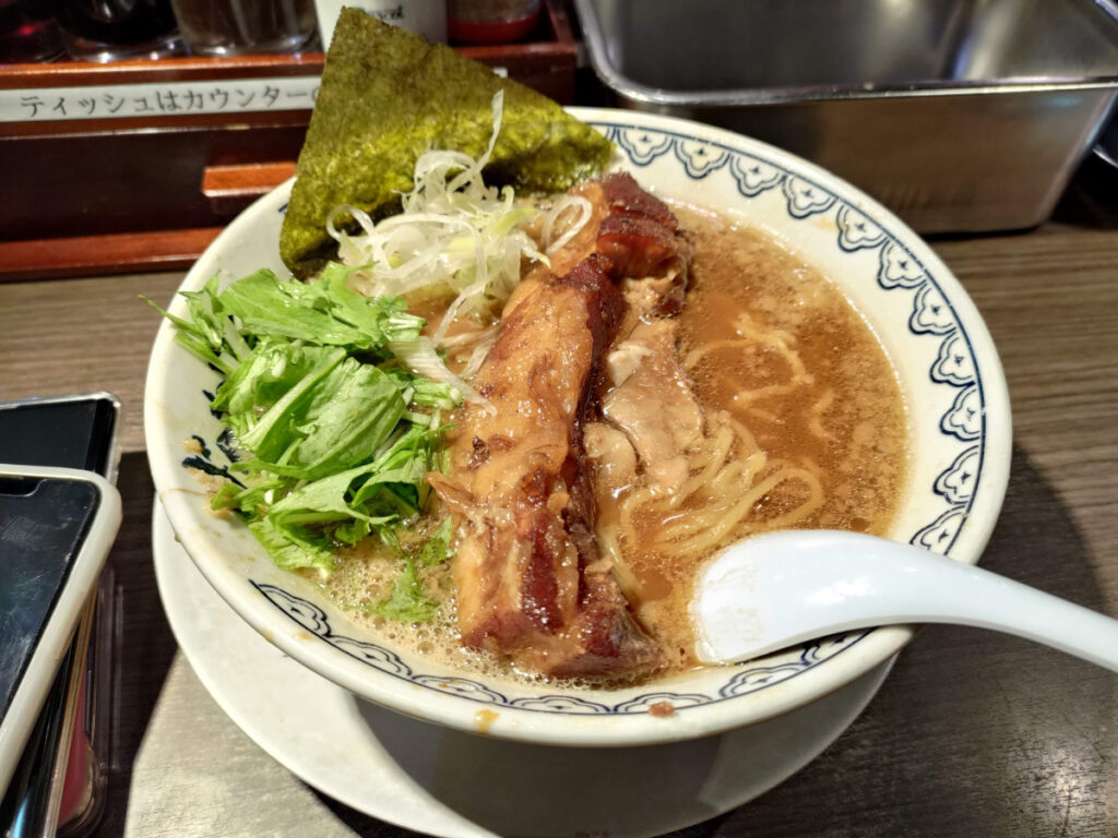 普通盛りでメガじゃない煮豚ラーメンなら実はリーズナブル