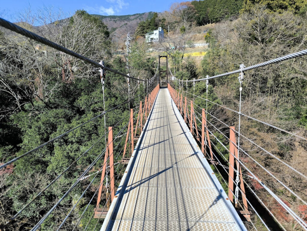 吊り橋。これでも整備されている方だがやっぱり横を見てしまうとドキドキする