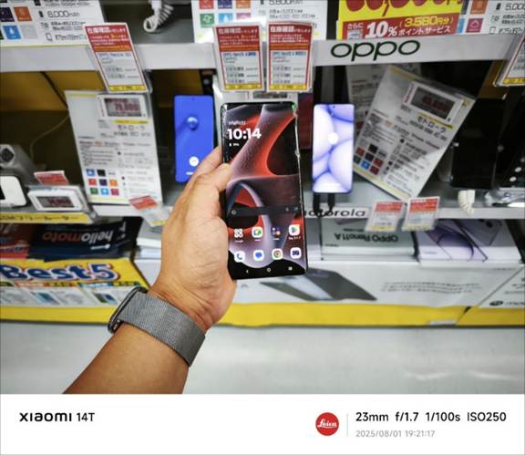 RAM容量が8GBに変更されたソフトバンク向け「edge 50s Pro」というモデルも存在するが、こちらはRAM 12GBのオープンマーケット版。ちなみに後ろ側左にいるのが後継機のmoto edge 60 Pro。