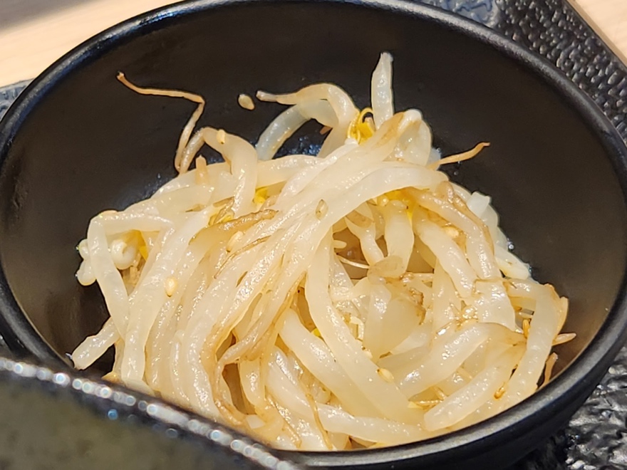 ナムル。どちらもさっぱりした味付けなので肉丼との相性はバッチリ